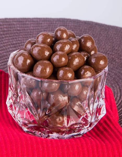 Bola coklat. bola cokelat dalam mangkuk di latar belakang — Stok Foto