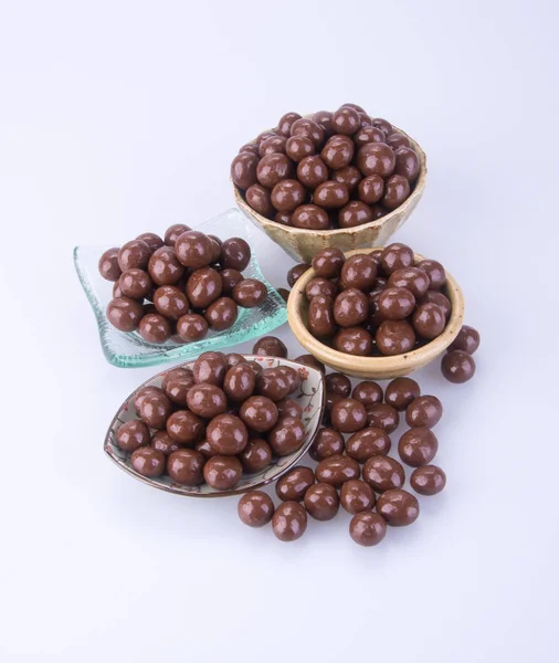 Шоколадные шарики шоколадные шарики в миске на заднем плане — стоковое фото