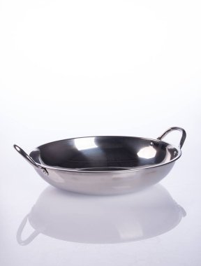 arka plan üzerinde tava ya da paslanmaz çelik tava.