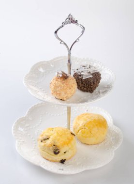 tepsi ya da arka plan üzerinde tatlı ile servis tepsi.