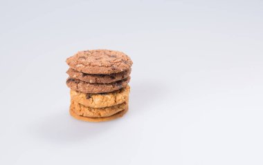tanımlama bilgilerini veya bir arka plan üzerinde çikolata bisküvi.