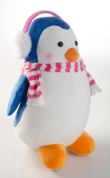 Brinquedo ou engraçado brinquedo artesanal pinguins no fundo . — Fotografia de Stock