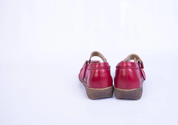 Chaussure ou couleur rouge chaussures femme sur fond . — Photo