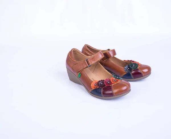 Обувь или коричневый цвет повседневной женской обуви на заднем плане . — стоковое фото