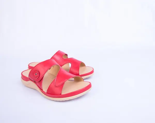 Sapato ou sapatos de mulher de cor vermelha no fundo . — Fotografia de Stock