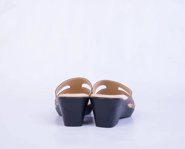 Schoen of bruine kleur casual vrouw schoenen op een achtergrond. — Stockfoto