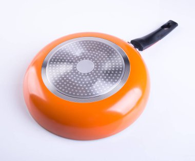 Pan veya bir arka plan üzerinde metal tava.