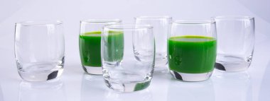 meyve suları veya arka plan üzerinde bardaklarda taze yeşil smoothie.