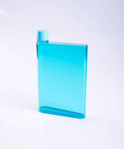 Бутылка воды или пустая пластиковая бутылка на заднем плане . — стоковое фото