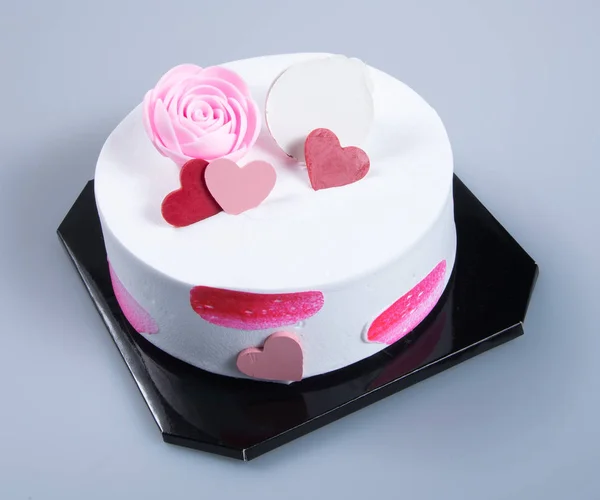 Pastel o pastel de cumpleaños sobre un fondo . — Foto de Stock
