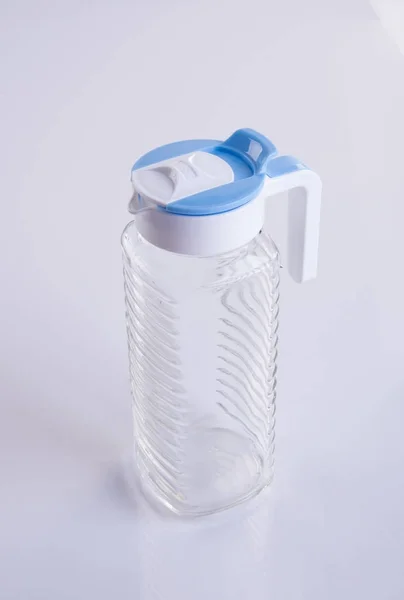 Frasco de água ou frasco de vidro vazio em um fundo . — Fotografia de Stock