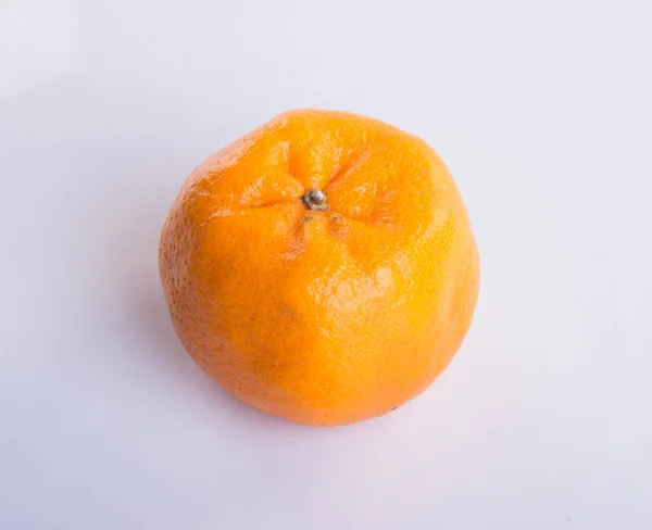 Мандарин оранжевый или клементина на заднем плане . — стоковое фото
