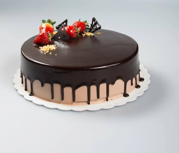 Cake or cake with strawberries and chocolate on a background. — Stock Photo, Image