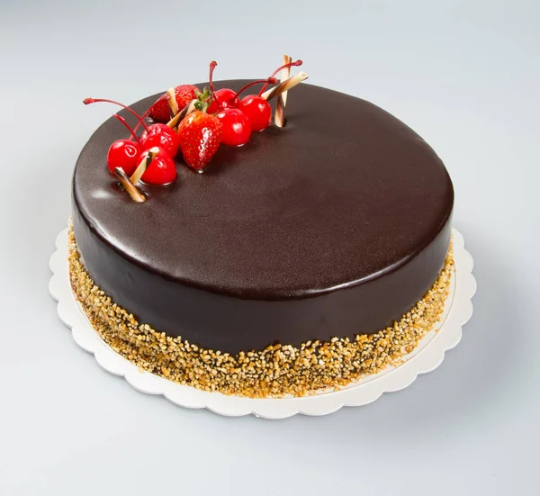 Sütemény vagy torta eper és csokoládé a háttérben. — Stock Fotó