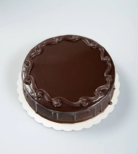 Pastel o pastel de chocolate sobre un fondo . — Foto de Stock