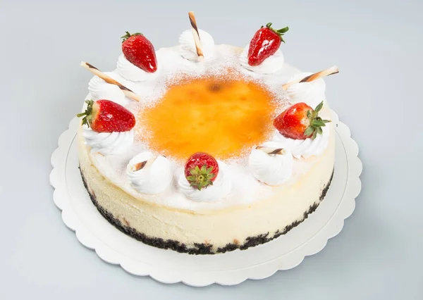 Taart of cake met aardbeien op een achtergrond. — Stockfoto