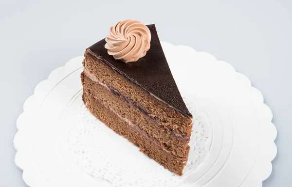 Gâteau ou tranche de gâteau au chocolat sur un fond . — Photo