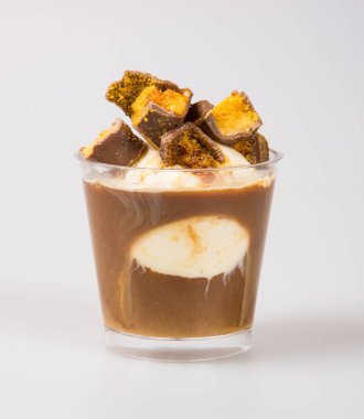 Affogato veya Affogato bir arka plan üzerinde kahve.