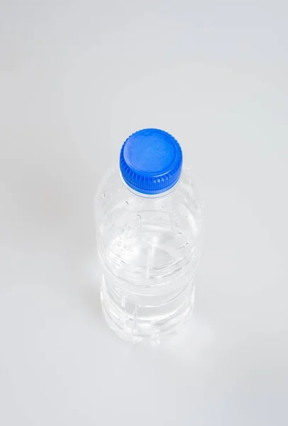 Su veya su şişe bir arka plan üzerinde. — Stok fotoğraf