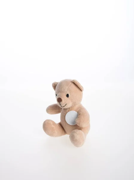 Urso de brinquedo ou brinquedo em um fundo . — Fotografia de Stock