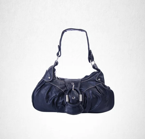 Bolsa o bolsa femenina de color negro sobre fondo . — Foto de Stock