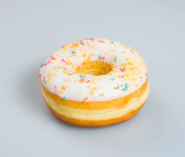 Donuts ou deliciosos donuts em bandeja no fundo . — Fotografia de Stock