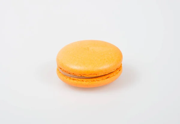 Macarons ou macarons colorés sur un fond . — Photo