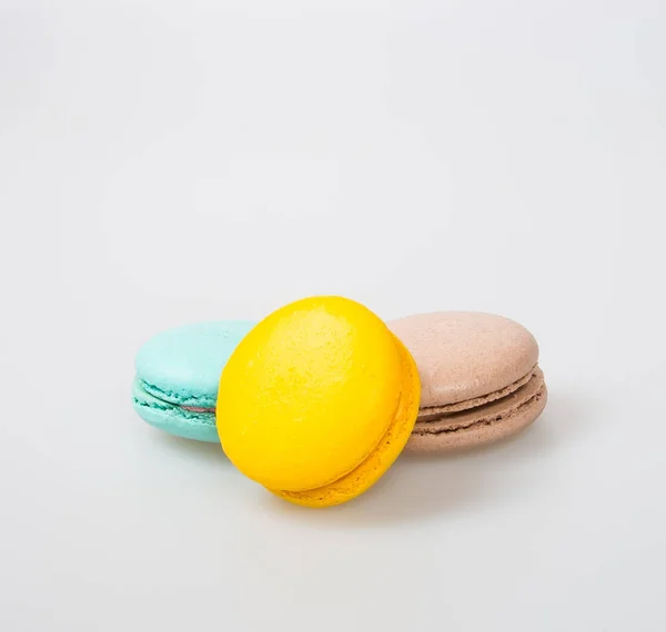 Macarons ou macarons colorés sur un fond . — Photo