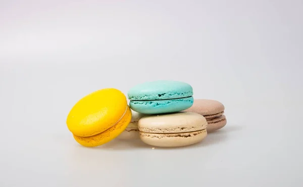 Macarons ou macarons colorés sur un fond . — Photo