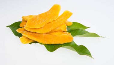 Bir arka plan üzerinde kurutulmuş Mango veya kurutulmuş Mango dilimleri
