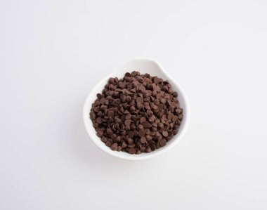 Çikolatalı morsels bir arka plan üzerine yayılmış