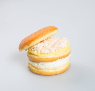 Burger veya çörek ton balıklı hamburger bir arka plan üzerinde