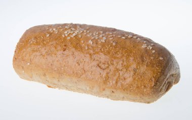 ekmek, kepekli ekmek beyaz zemin üzerine ev yapımı