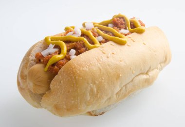 Beyaz arka planda sosisli sandviç.