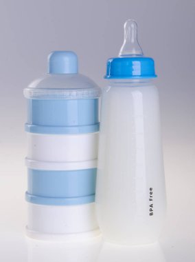 Biberon süt zemin üzerine