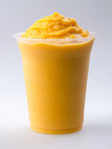 Jogurt Mango Wstrząsnąć Mleko Białym Tle — Zdjęcie stockowe