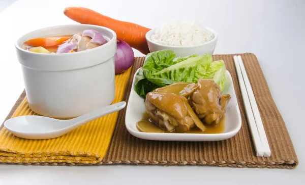 Hühner- und Kräutersuppe im Topf, chinesische Küche. — Stockfoto