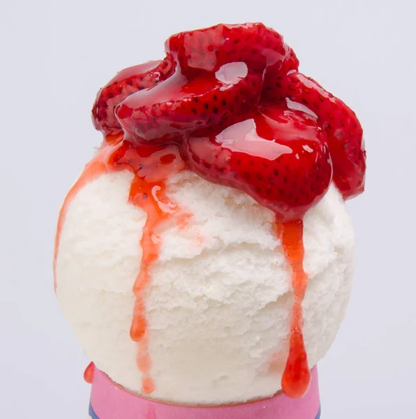 Helado con coberturas de fresa —  Fotos de Stock