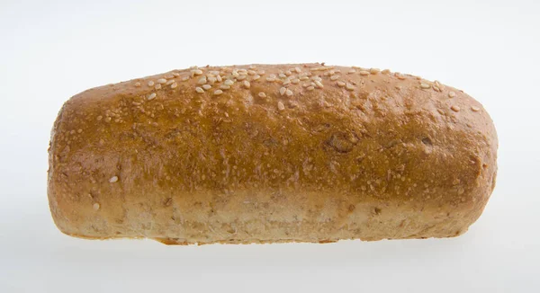 白い背景の上の自家製全粒小麦パン — ストック写真