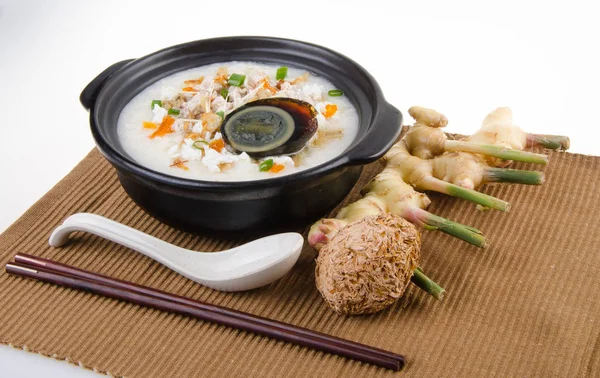 Traditionnel chinois siècle oeuf & porc porridge riz gruel servir — Photo