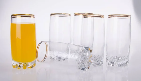 Bicchiere pieno di succo d'arancia su sfondo — Foto Stock