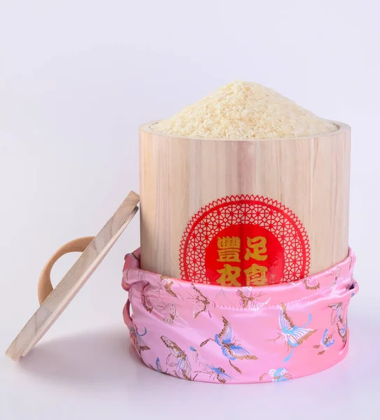 Trä behållare eller ris lagring och kinesiska ord är inte en logotyp — Stockfoto