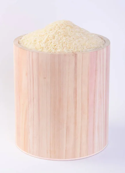 Recipiente de madera y olla para el almacenamiento de arroz en el fondo — Foto de Stock