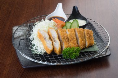 Japon mutfağı. arka planda kızarmış balık