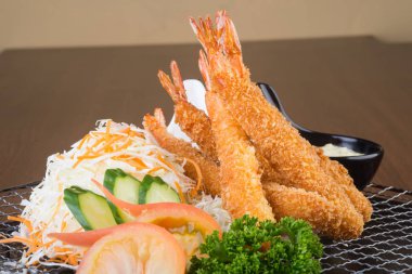 Japon mutfağı. arka planda tempura karides