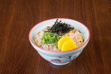 Japon mutfağı. kızarmış tavuk pilav ve arka plan üzerinde