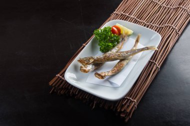 Japon mutfağı. arka planda kızarmış balık