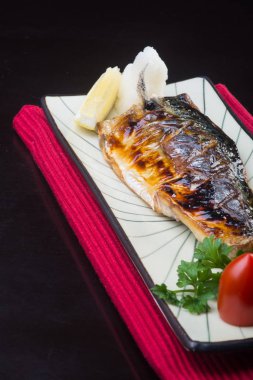 Japon mutfağı. arka planda kızarmış balık