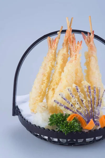 Japanse keuken. TEMPURA. diepe gebakken mix plantaardige op de backg — Stockfoto