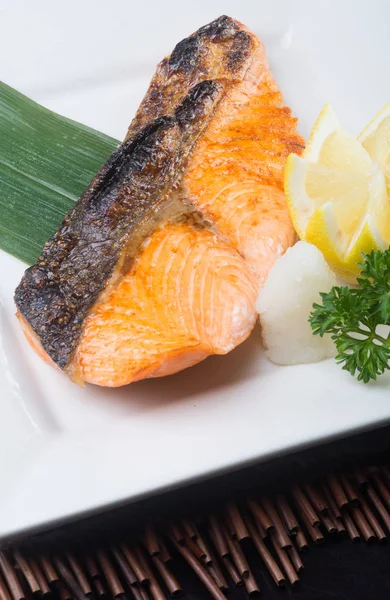 Cuisine japonaise. poisson frit sur le fond — Photo